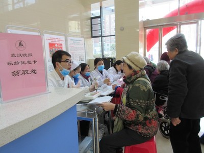 樂齡同行，健康相伴——市六醫院攜手晚報俱樂部為老人送上冬日暖陽