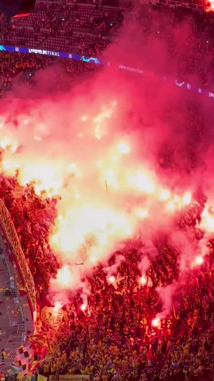 地狱绘图！多特球迷半场燃放烟火，场面很震撼